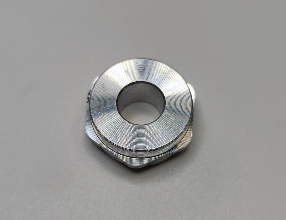 Conform descrierii solicitantului și a fotografiei publicate în baza de date, produsul reprezintă o piesă din aluminiu, de formă cilindrică prevăzută cu striaţii. În zona mediană are o porţiune hexagonală cu grosimea de 2 mm, cu o sectiune cilindrică goală la interior, din aliaj de aluminiu EN AW-6082 T6 DIN EN 755-2 prelucrat cu urmatoarele caracteristici: ȋnălţimea de 11.2 mm, suprafaţa ȋn vedere frontală are S27 mm, diametru exterior de 26 mm, diametru interior de 11.2 mm.  Procesul tehnologic de obţinere a piesei este cel de tăiere (debitare la lungime) şi prelucrare prin aşchiere a locaşului. Piesa importată reprezintă componentă esenţială a piesei antivibraţii tip “ansamblu” utilizată de constructorii auto ȋn sistemele de amortizare a vibraţiilor/şocurilor, ȋn speţă această componentă auto tip “ansamblu” asigură partea “elastică” care preia vibraţiile/şocurile ȋntre două componente auto rigide, ȋn general ȋntre elemente de caroserie şi blocul motor. După punerea ȋn libera  circulaţie, aceste piese sunt supuse ȋn România următorului proces tehnologic: injecţie mase plastice şi asamblare. Rezultă un produs finit. Anterior importului, piesa suportă prelucrări tehnologice şi constructive definitive, respectiv este prelucrată la caracteristicile tehnice şi constructive pentru montarea ȋn produsul finit (lungime, grosime, dimensiuni exterioare, diametru interior, duritate, rugozitate etc.)