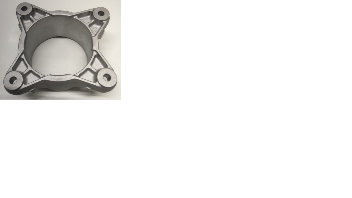 Produsul reprezintă o piesă metalică de formă cilindrică, cu o sectiune cilindrică goala la interior, din aliaj de aluminiu EN AC-44300 DIN EN 1706 prelucrat, componentă a piesei antivibraţii tip “ansamblu” utilizată de constructorii auto ȋn sistemele de amortizare a vibraţiilor/şocurilor, asigurand partea “elastica” care preia vibratiile/socurile intre două componente auto rigide, ȋn general ȋntre elemente de caroserie şi compartiment motor.
Caracteristici: ȋnălţimea de 66.5 mm, suprafaţa ȋn vedere frontală are lungimea 142.4 mm şi laţimea 146.4 mm, diametru exterior de Ø 110 mm, diametru interior de Ø 100 mm. Pe una din feţe piesa metalică are patru brațe prevăzute cu locaş frezat Ø 8.5 mm.
Procesul tehnologic de obţinere a piesei este cel de extrudare a profilului de aluminiu, tăiere (debitare la lungime) şi prelucrare prin aşchiere a locaşului.
Ulterior punerii în liberă circulație, piesei i se aplică procesul tehnologic : asanblarea piesei în ansamblu.
