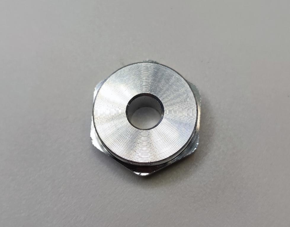 Conform descrierii solicitantului și a fotografiei publicate în baza de date, produsul reprezintă o piesă din aluminiu de formă cilindrică prevăzută cu striaţii, in zona mediană are o porţiune hexagonală cu grosimea de 2 mm, cu o sectiune cilindrică goală la interior, din aliaj de aluminiu EN AW-6082 T6 DIN EN 755-2 prelucrat, cu urmatoarele caracteristici: ȋnălţimea de 11.2 mm, suprafaţa ȋn vedere frontală are S27 mm, diametru exterior de 26 mm, diametru interior de 8.2 mm.  Procesul tehnologic de obţinere a piesei  este cel de tăiere (debitare la lungime) şi prelucrare prin aşchiere a locaşului. Piesa importată reprezintă parte a unui sistem AVS destinată exclusiv autovehiculelor. Ȋn România piesa se foloseşte exclusiv ca inserţie în părţile de amortizoare antivibraţii. După punerea ȋn libera  circulaţie, aceste piese sunt supuse ȋn România următorului proces tehnologic: injecţie mase plastice şi asamblare. Rezultă un produs finit .Anterior importului, piesa suportă prelucrări tehnologice şi constructive definitive, respectiv este prelucrată la caracteristicile tehnice şi constructive pentru montarea ȋn produsul finit (lungime, grosime, dimensiuni exterioare, diametru interior, duritate, rugozitate etc.)