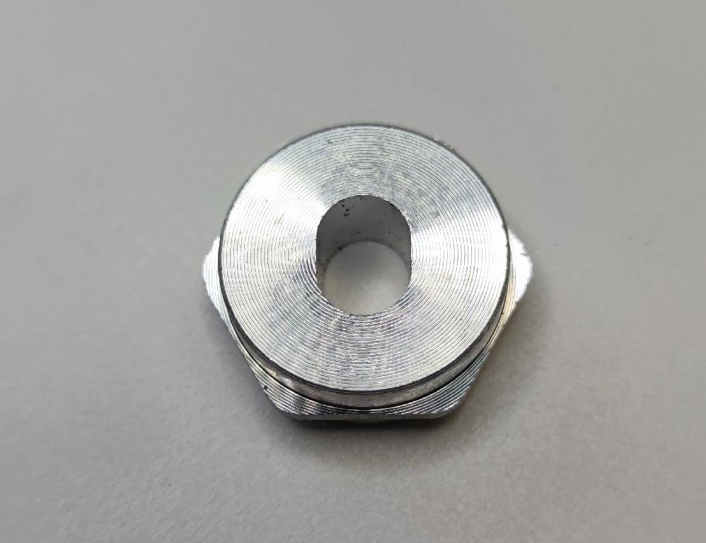 Conform descrierii solicitantului și a fotografiei publicate în baza de date, produsul reprezintă o piesă din aluminiu, de formă cilindrică prevăzută cu striaţii, in zona mediană are o porţiune hexagonală cu grosimea de 2 mm, cu o sectiune ovală goală la interior, din aliaj de aluminiu EN AW-6082 T6 DIN EN 755-2 prelucrat cu urmatoarele caracteristici: ȋnălţimea de 11.2 mm, suprafaţa ȋn vedere frontală are S27 mm, diametru exterior de 26 mm, gol oval interior cu raza de 8.2 mm si lungimea de 11.2 mm. Procesul tehnologic de obţinere a piesei este cel de tăiere (debitare la lungime) şi prelucrare prin aşchiere a locaşului. Piesa importată reprezintă componentă esenţială a piesei antivibraţii tip “ansamblu” utilizată de constructorii auto ȋn sistemele de amortizare a vibraţiilor/şocurilor, ȋn speţă această componentă auto tip “ansamblu” asigură partea “elastică” care preia vibraţiile/şocurile ȋntre două componente auto rigide, ȋn general ȋntre elemente de caroserie şi blocul motor. După punerea ȋn libera  circulaţie, aceste piese sunt supuse ȋn România următorului proces tehnologic: injecţie mase plastice şi asamblare. Rezultă un produs finit. Anterior importului, piesa suportă prelucrări tehnologice şi constructive definitive, respectiv este prelucrată la caracteristicile tehnice şi constructive pentru montarea ȋn produsul finit (lungime, grosime, dimensiuni exterioare, diametru interior, duritate, rugozitate etc.)