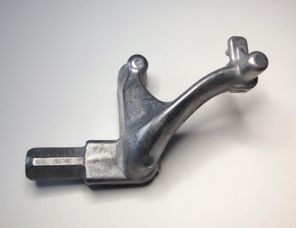 Conform descrierii solicitantului si a fotografiilor publicate in baza de date, produsul reprezintă piesă metalică de formă neregulată, cu o secţiune transversală plină la interior, din aliaje de aluminiu EN AC-44300 DIN EN 1706 prelucrat.
Reprezintă o componentă a piesei antivibraţii tip “ansamblu” utilizată de constructorii auto ȋn sistemele de amortizare a vibraţiilor/şocurilor, ȋn speţă această componentă auto tip “ansamblu” asigură partea “elastică” care preia vibraţiile/şocurile ȋntre două componente auto rigide, ȋn general ȋntre elemente de caroserie şi punte faţă
Caracteristici: ȋnălţimea de 112 mm, suprafaţa ȋn vedere frontală are lungimea 176 mm şi laţimea 117.3 mm. Piesa dispune de 3 gauri filetate M8, are o zona rombică cu diametrul de incadrare Ø21 mm prevăzuta cu gaura de centrare.
Procesul tehnologic de obţinere a piesei din aliaj de aluminiu este cel de turnare aluminiu in lingotiere, debitare şi prelucrare prin aşchiere a locaşului. 
Anterior importului, piesa suporta prelucrari tehnologice si constructive definitive, respectiv este prelucrata la caracteristicile tehnice si constructive pentru montarea in produsul finit (lungime, grosime, dimensiuni exterioare, diametru interior, duritate, rugozitate etc). 
 Ulterior punerii in libera circulatie, piesei i se aplica un strat de cauciuc, dupa care se asambleaza.