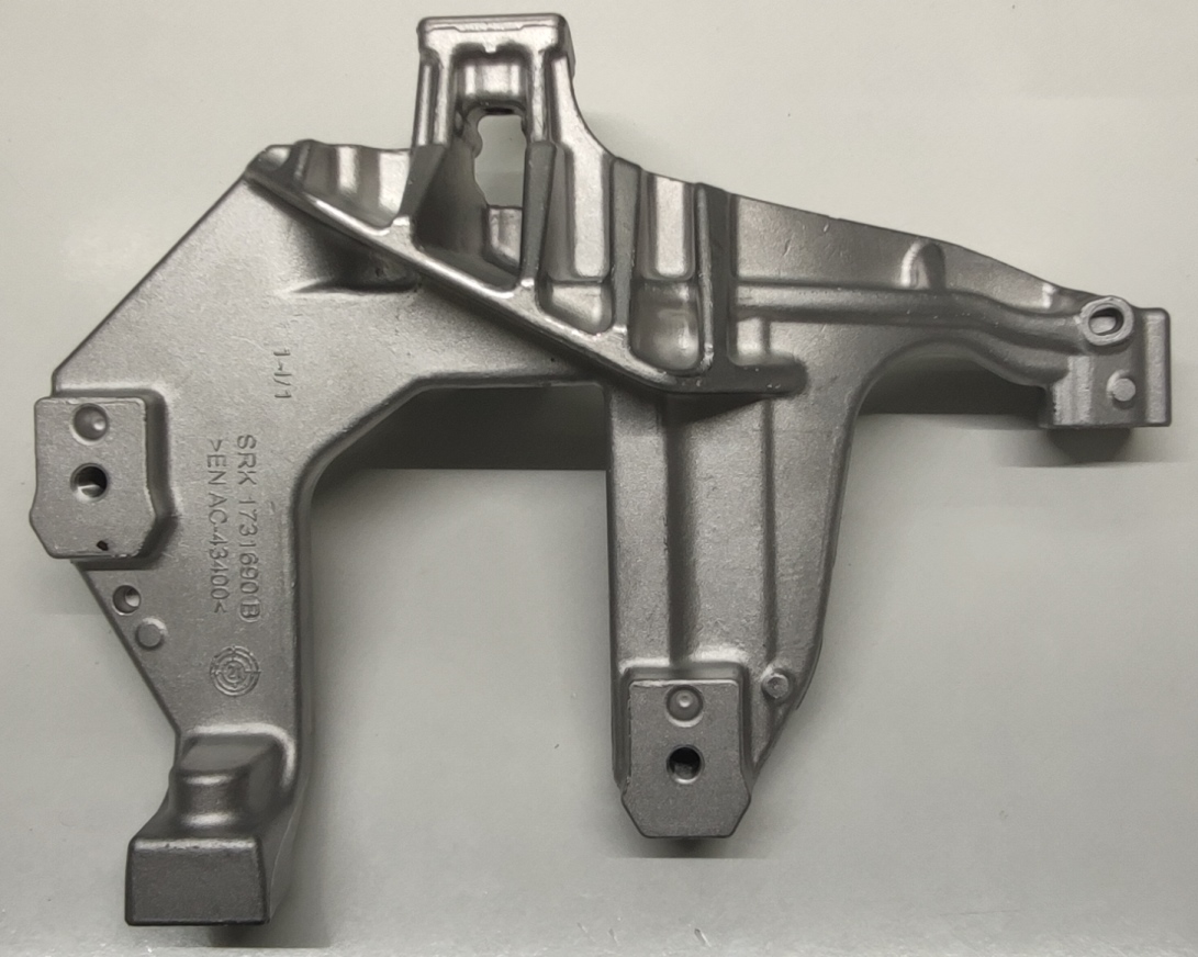 Conform descrierii solicitantului si a fotografiilor publicate in baza de date, produsul reprezinta o piesa metalica de forma neregulata, cu o secţiune longitudinala plină la interior, din aliaj de aluminiu EN AC 43400-D-F DIN EN 1706 prelucrat.
Reprezinta o parte a piesei antivibrații  tip “ansamblu” utilizată de constructorii auto ȋn sistemele de amortizare a vibraţiilor/şocurilor, ȋn speţă această componentă auto tip “ansamblu” asigură partea “elastică” care preia vibraţiile/şocurile ȋntre două componente auto rigide, ȋn general ȋntre elemente de caroserie şi compartiment motor.
Caracteristici: ȋnălţimea de 105.2 mm, suprafaţa ȋn vedere frontală are lungimea 269.25 mm şi laţimea 206.7 mm. Piesa metalică are multiple locaşe frezate cu următoarele caracteristici: diametrul M8 – 6H. 
Procesul tehnologic de obţinere a piesei din aliaj de aluminiu este cel de turnare aliaj de aluminiu, debavurare şi prelucrare prin aşchiere a locaşului. 
Anterior importului, piesa suportă prelucrări tehnologice şi constructive definitive, respectiv este prelucrată la caracteristicile tehnice şi constructive pentru montarea ȋn produsul finit (lungime, grosime, dimensiuni exterioare, diametru interior, duritate, rugozitate, etc.),
Ulterior punerii in libera circulatie, aceste piese sunt supuse ȋn România următorului proces tehnologic: asamblarea piesei in ansamblu.