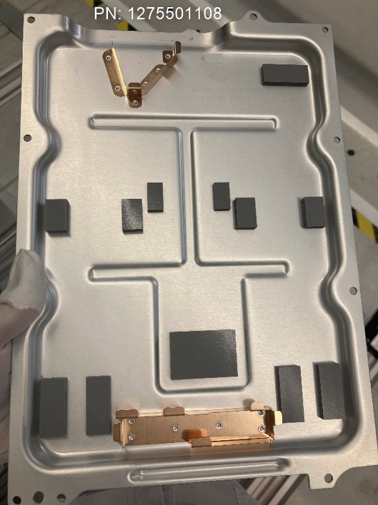Produsul reprezinta un capac din aluminiu pentru unitati de control electronice care realizeaza stabilizarea curentului electric al unui autovehicul. Servește ca protecție mecanică, ecranare electromagnetica, dar si ca element de disipare a căldurii. Este conceput pentru a rezista la vibrații, schimbări de temperatură, umiditate și expunere chimică.