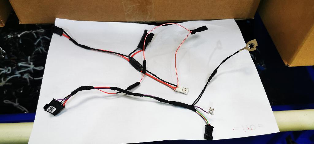 Produsul reprezinta un set de cabluri electrice, prevazute cu piese de conectare, utilizate in industria auto. Acestea sunt alcatuite din fire electrice izolate, echipate cu terminale si mai multe piese de conectare. Firele sunt grupate si infasurate cu banda izolatoare. Produsul este conceput pentru a realiza conexiunea intre tastele multifunctionale de pe volanul autovehiculului, cat si pentru conectarea acestora cu diferite componente electronice.