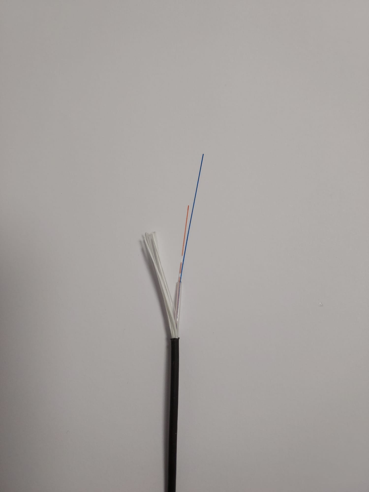 Conform descrierii solicitantului și a fotografiei publicate în baza de date, produsul reprezintă un cablu de comunicație de tip FTTH care conține 2, 4, 6, 8 sau 12 fibre optice de 125 µm, neizolate individual, amplasate într-o învelitoare de protecţie comună. Produsul este compus din: fibre optice, fibre plastic FRP, țesătura din fibra de sticla, PBT (polibutilena tereftalat), gel, tuburi libere, compus de umplere, cămașă exterioară din polietilena PE. Cablul se utilizează pentru transmiterea de informații (imagini, sunete, date etc.) folosind lumina care este transmisă pe mai multe lungimi de undă în interiorul fibrelor optice. Cablul se prezintă rulat pe tambur din lemn.