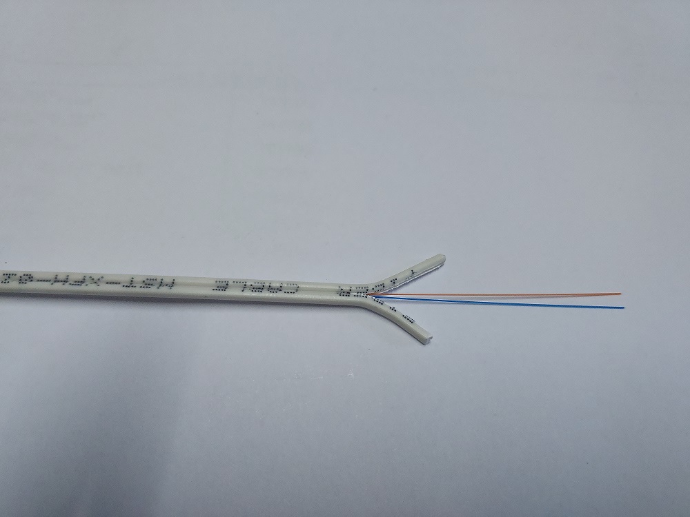 Conform descrierii solicitantului și a fotografiei publicate în baza de date, produsul reprezintă un cablu de comunicație de tip FTTH, model XFH-02, care conține două fibre optice de 125um, neizolate individual. Acesta este alcătuit din: două fibre optice acoperite cu vopsea de culoare diferită, poziționate în centru, două fibre de întărire de tip FRP, manta LSZH (Low-Smoke Zero-Halogen). Este un cablu cu secțiunea de aproximativ 2x3 mm, de culoare albă. Produsul se utilizează pentru transmiterea de informații (imagini, sunete, date etc.) folosind lumina care este trasmisă pe mai multe lungimi de undă în interiorul fibrelor optice. Cablul este rulat pe tambur din lemn.