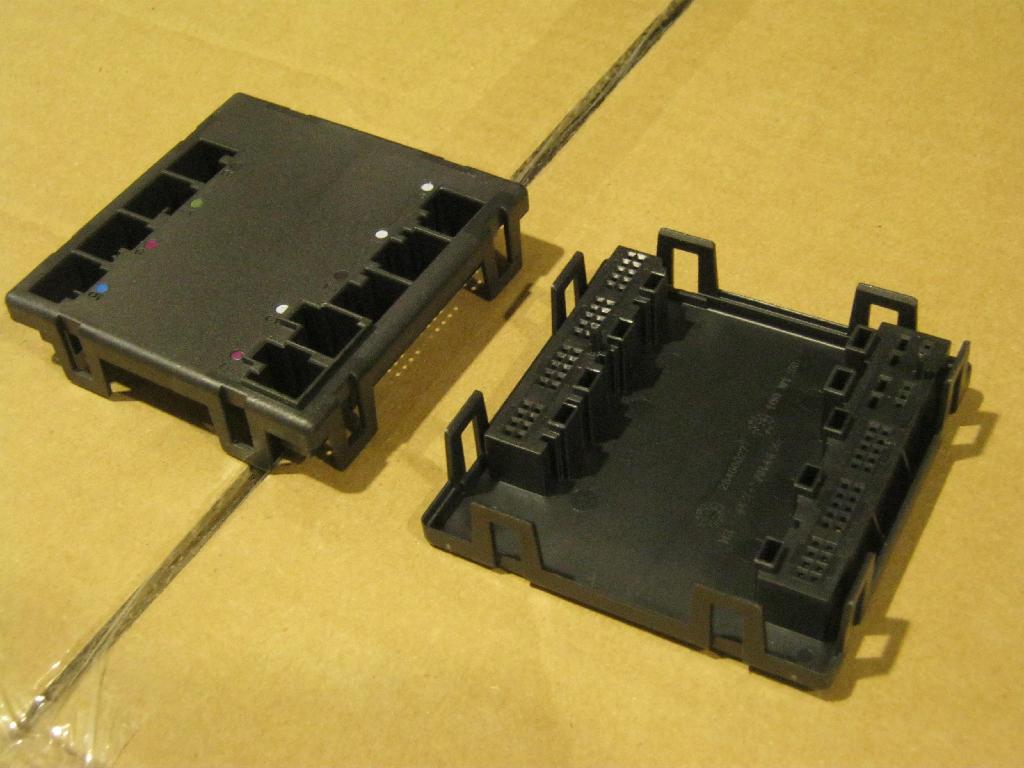 Conform descrierii solicitantului și a fotografiilor publicate în baza de date, produsul reprezintă un capac din plastic, pentru o unitate electronică de control pentru autoturisme, denumita "Body Control Module". Produsul are rolul de a susține și proteja un ansamblu electronic și este pregătit pentru a fi prevăzut cu elemente de contact electric. Are prevăzute intrări pentru fire și locașuri special concepute pentru conectori electrici. Se obține prin injectare într-o matriță. Se fixează cu ajutorul unor cleme pe o carcasă din plastic. Are dimensiunile de 85x85x20 mm. Produsul este prezentat în cutii, câte 266 bucăți.