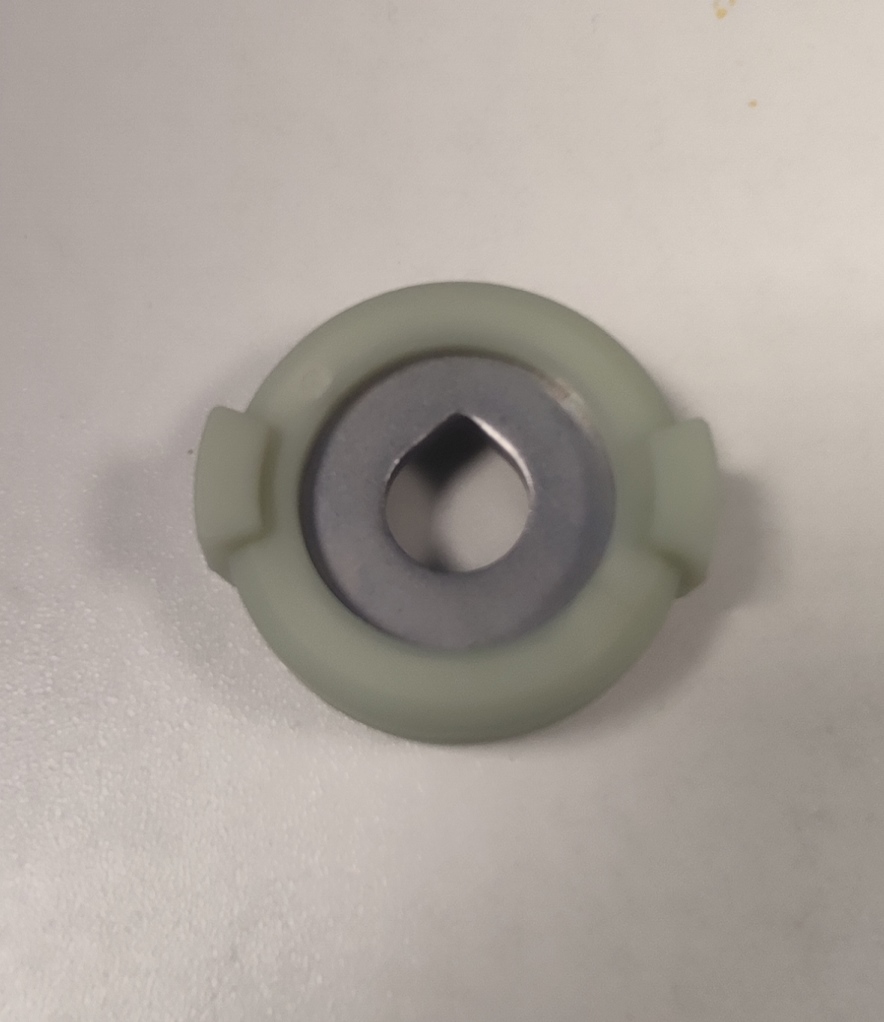 Conform descrierii solicitantului și imaginilor încărcate în baza de date, produsul reprezintă o piesă metalică din aliaj de oţel S600 MC, acoperită la exterior cu un strat de material plastic, cu o secţiune transversală goală la interior, cu urmatoarele caracteristici: ȋnălţimea de 20 mm, suprafaţa ȋn vedere frontală cu diametrul exterior Ø 53 mm şi diametrul interior de Ø 15 mm, cu geometrie specifică de pozitionare în formă de lacrimă. 
Procesul tehnologic de obţinere a piesei din oțel constă în operații de debitare (tăiere la lungime)  și prelucrare prin așchiere.
Piesa importată reprezintă o componentă a piesei antivibraţii tip “ansamblu” utilizată de constructorii auto ȋn sistemele de amortizare a vibraţiilor/şocurilor. Această componentă asigură partea “elastică” care preia vibraţiile/şocurile ȋntre două componente auto rigide, ȋn general ȋntre elemente de caroserie şi amortizor față.
După punerea în liberă circulație, piesa este supusă unui proces de pregătire a suprafeței prin îndepărtarea impurităților şi adezivare. Aceste tratamente asigură aderența optimă necesară pentru aplicarea ulterioară, prin vulcanizare, a unui strat de cauciuc.