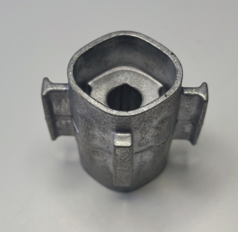 Produsul reprezintă o piesă din aluminiu, de formă cilindrică, prevazută cu patru nervuri longitudinale la exterior și cu o secțiune goală la interior. Este fabricată din aliaj de aluminiu EN AC-44300 DIN EN 1706.
Este prelucrată cu următoarele caracteristici: ȋnălţimea de 74.4 mm, suprafaţa ȋn vedere frontală are lungimea 65.8 mm şi laţimea 52 mm, formă ovala interioară cu geometrie specifică de poziţionare (ȋn formă de lacrimă) de lungime 14.2 si latime 12.2 mm. La unul din capete piesa metalică are un locaş frezat cu următoarele caracteristici: suprafaţa ȋn vedere frontală are lungimea 36.9 mm şi laţimea 32 mm mm si adâncime de 20.4 mm. 
Procesul tehnologic este cel de extrudare profil de aluminiu, tăiere (debitare la lungime) şi prelucrare prin aşchiere a locaşului.
Piesa importată reprezintă o componentă a piesei antivibraţii tip “ansamblu” utilizată de constructorii auto ȋn sistemele de amortizare a vibraţiilor/şocurilor. Asigură partea “elastică” care preia vibraţiile/şocurile ȋntre două componente auto rigide, ȋn general ȋntre elemente de caroserie şi punte spate. După punerea ȋn libera circulaţie, aceste piese sunt supuse următorului proces tehnologic: adezivarea, acoperire cu cauciuc şi asamblarea piesei metalice. După prelucrare rezultă un produs finit.