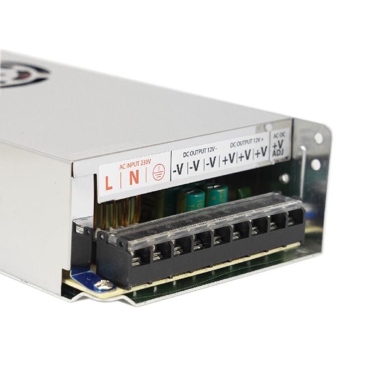 Produsul reprezinta o sursă de alimentare în comutație (AC-DC converter), conceput pentru a converti tensiunea de rețea (alternativă) în tensiune continuă stabilizată. Este utilizat în principal pentru alimentarea sistemelor de control acces, sistemelor de supraveghere video (CCTV), sistemelor de alarmă sau altor echipamente electronice care necesită o tensiune constantă de 12V.
Caracteristici tehnice:
Tensiune de intrare: 110V/230V AC (selectabilă), 50/60 Hz.
Tensiune de ieșire: 12V DC (ajustabilă prin potențiometru +/- 10%).
Curent maxim de ieșire: 20A.
Putere totală: 240W.
Număr de ieșiri: 3 seturi de borne (+/-).
Tip răcire: Activă (ventilator integrat) și pasivă (carcasă metalică perforată).