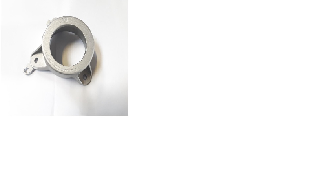 Conform descrierii solicitantului si imaginilor incarcate in baza de date, produsul reprezinta o piesa din aliaj de aluminiu EN AC-44300, de forma neregulata, prevazuta cu locas central cilindric si urechi de fixare. Aceasta are urmatoarele caracteristici:
- inaltimea de 76,8 mm, 
- suprafata in vedere frontala are lungimea 170,7 mm, 
- latimea 164,8 mm,
- diametru interior de Ø 80,1 mm. 
Procesul tehnologic de obtinere a piesei din aliaj de aluminiu este cel de turnare in lingotiere, debavurare, respectiv prelucrare prin aschiere. Produsul este conceput pentru integrare in ansambluri antivibratii (AVS) ale autovehiculelor, avand rol de preluarea si amortizarea vibratiilor dintre caroseria vehiculului si amortizor. Dupa punerea ȋn libera circulatie piesa nu se mai prelucreaza, doar se asambleaza cu alte componente, rezultand un produs finit.