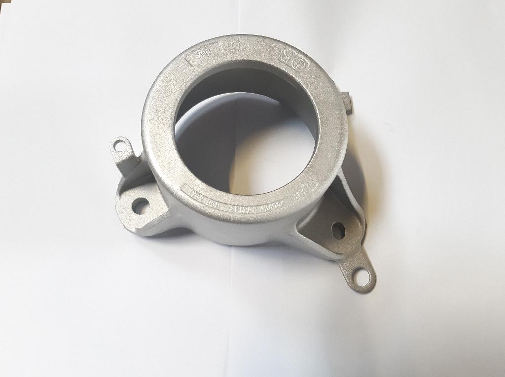Conform descrierii solicitantului si imaginilor incarcate in baza de date, produsul reprezinta o piesa din aliaj de aluminiu EN AC-44300, de forma neregulata, prevazuta cu locas central cilindric si urechi de fixare. Aceasta are urmatoarele caracteristici:
- inaltimea de 76,8 mm, 
- suprafata in vedere frontala are lungimea 170,7 mm, 
- latimea 164,8 mm,
- diametru interior de Ø 80,1 mm. 
Procesul tehnologic de obtinere a piesei din aliaj de aluminiu este cel de turnare in lingotiere, debavurare, respectiv prelucrare prin aschiere. Produsul este conceput pentru integrare in ansambluri antivibratii (AVS) ale autovehiculelor, avand rol de preluarea si amortizarea vibratiilor dintre caroseria vehiculului si amortizor. Dupa punerea ȋn libera circulatie piesa nu se mai prelucreaza, doar se asambleaza cu alte componente, rezultand un produs finit.