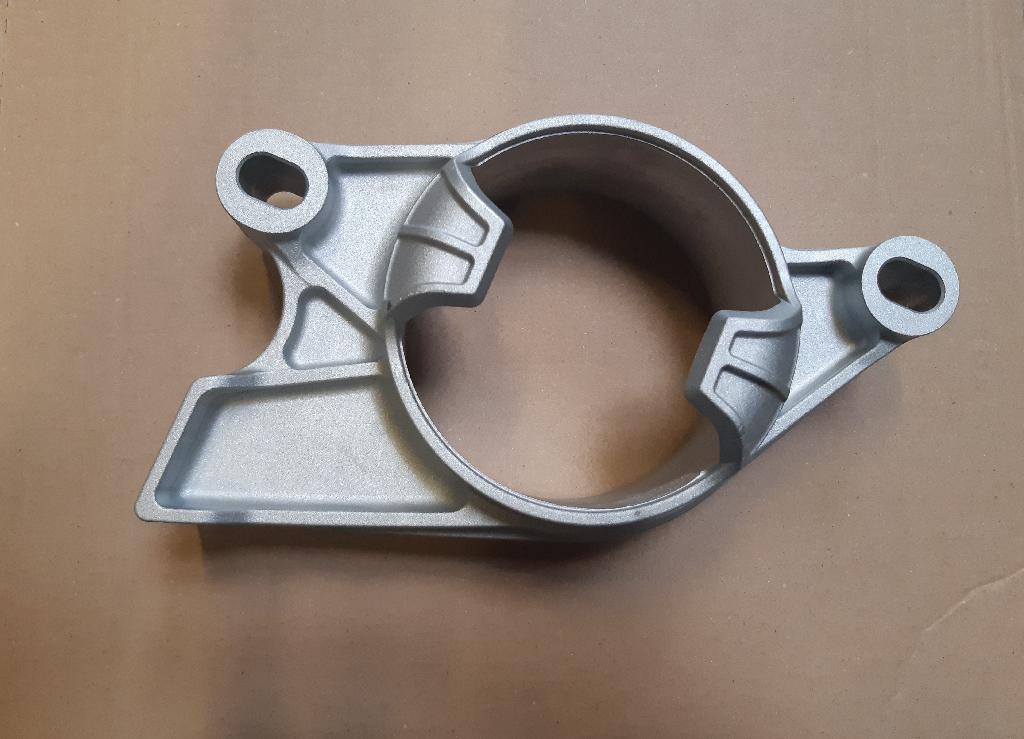 Conform descrierii solicitantului și a fotografiei publicate în baza de date, produsul reprezintă o piesă metalică de formă neregulată, cu o secţiune longitudinală, goală la interior, din aliaj de aluminiu EN AC – 44300 din EN 1706, prelucrat cu urmatoarele caracteristici: ȋnălţimea de 80,5 mm, suprafaţa ȋn vedere frontală are lungimea 220,7 mm şi lăţimea de 173,6 mm, diametru interior de Ø 110 mm. La capete piesa metalică este prevăzută cu urechi de prindere care au un locaş prelucrat prin aşchiere.
Procesul tehnologic de obţinere a piesei este cel de turnare în lingotiere, debavurare, respectiv prelucrare prin aşchiere.
Piesa importată reprezintă o componentă a piesei antivibraţii tip “ansamblu” utilizată de constructorii auto ȋn sistemele de amortizare a vibraţiilor/şocurilor. În speţă, asigură partea “elastică” care preia vibraţiile/şocurile ȋntre două componente auto rigide, ȋn general ȋntre elemente de caroserie şi amortizor. Ȋn fapt, după punerea ȋn libera circulaţie piesa nu se mai prelucrează, doar se asamblează cu alte componente, rezultând un produs finit.
Anterior importului, piesa suportă prelucrări tehnologice şi constructive definitive, respectiv este prelucrată la caracteristicile tehnice şi constructive pentru montarea ȋn produsul finit (lungime, grosime, dimensiuni exterioare, diametru interior, duritate, rugozitate etc.)
