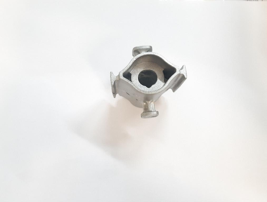 Conform descrierii solicitantului și a fotografiei publicate în baza de date, produsul reprezintă o piesă metalică de formă cilindrică prevazută cu patru nervuri longitudinale la exterior, cu o secțiune goală la interior, din aliaj de aluminiu EN AC-43400 DIN EN 1706 prelucrat cu următoarele caracteristici: ȋnălţimea de 67.1 mm, suprafaţa ȋn vedere frontală are lungimea de 57.4 mm şi lăţimea 57.4 mm, interior cu geometrie specifică de poziţionare (ȋn formă de lacrimă). 
Procesul tehnologic de obţinere a piesei din aliaj de aluminiu este cel de turnare ȋn forme metalice, tăiere (debitare la lungime) şi prelucrare prin aşchiere a locaşului.
Piesa importată reprezintă o componentă a piesei antivibraţii tip “ansamblu” utilizată de constructorii auto ȋn sistemele de amortizare a vibraţiilor/şocurilor. În speţă, asigură partea “elastică” care preia vibraţiile/şocurile ȋntre două componente auto rigide, ȋn general ȋn general ȋntre elemente de caroserie şi punte spate. Ȋn fapt, după punerea ȋn libera  circulaţie, aceste piese sunt supuse ȋn România următorului proces tehnologic: adezivare, acoperire cu cauciuc, asamblare si marcarea piesei. După prelucrare rezultă un produs finit.
Anterior importului, piesa suportă prelucrări tehnologice şi constructive definitive, respectiv este prelucrată la caracteristicile tehnice şi constructive pentru montarea ȋn produsul finit (lungime, grosime, dimensiuni exterioare, diametru interior, duritate, rugozitate etc.)