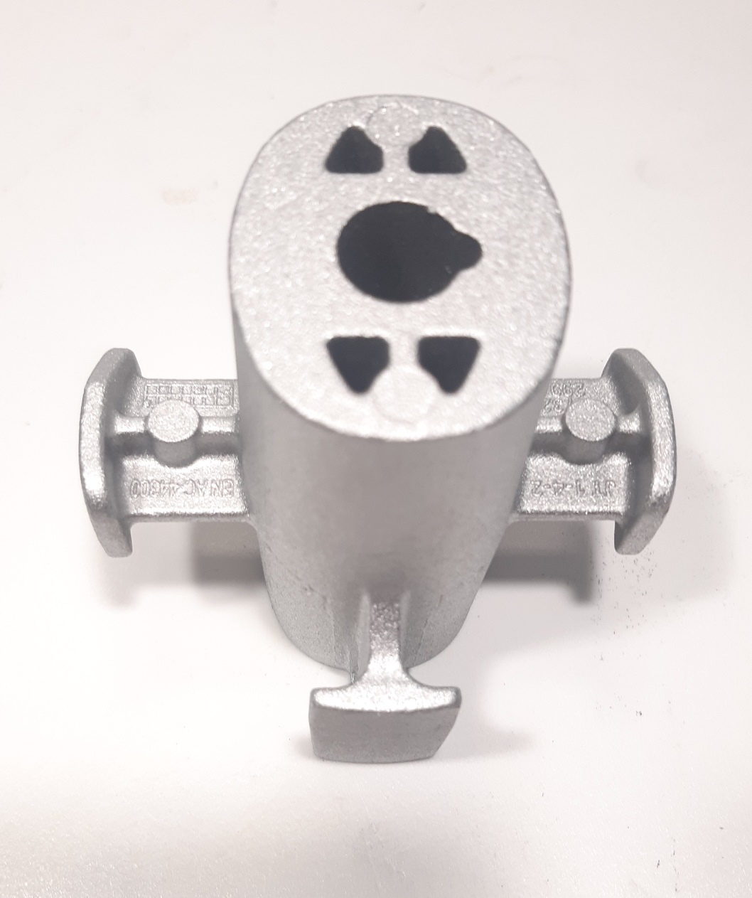 Conform descrierii solicitantului și a fotografiei publicate în baza de date, produsul reprezintă o piesă metalică de formă cilindrică prevăzută cu patru nervuri longitudinale la exterior, cu o secţiune longitudinală goală la interior, din aliaj de aluminiu EN AC-44300 DIN EN 1706. Este prelucrată cu urmatoarele caracteristici: ȋnălţimea de 75.55 mm, suprafaţa ȋn vedere frontală are lungimea 78.6 mm şi laţimea 75 mm, diametru interior de Ø12.2 mm, interior cu geometrie specifică de poziţionare (ȋn formă de lacrimă).
Procesul tehnologic de obţinere a piesei din aliaj de aluminiu este cel de extrudare profil de aluminiu, tăiere (debitare la lungime) şi prelucrare prin aşchiere a locaşului.
Piesa importată reprezintă o componentă a piesei antivibraţii tip “ansamblu” utilizată de constructorii auto ȋn sistemele de amortizare a vibraţiilor/şocurilor. În speţă,  asigură partea “elastică” care preia vibraţiile/şocurile ȋntre două componente auto rigide, ȋn general ȋn general ȋntre elemente de caroserie şi suport motor. Ȋn fapt, după punerea ȋn libera  circulaţie, aceste piese sunt supuse ȋn România următorului proces tehnologic: adezivarea şi acoperirea cu cauciuc a piesei metalice, respectiv asamblarea piesei în ansamblu.
Anterior importului, piesa suportă prelucrări tehnologice şi constructive definitive, respectiv este prelucrată la caracteristicile tehnice şi constructive pentru montarea ȋn produsul finit (lungime, grosime, dimensiuni exterioare, diametru interior, duritate, rugozitate etc.)