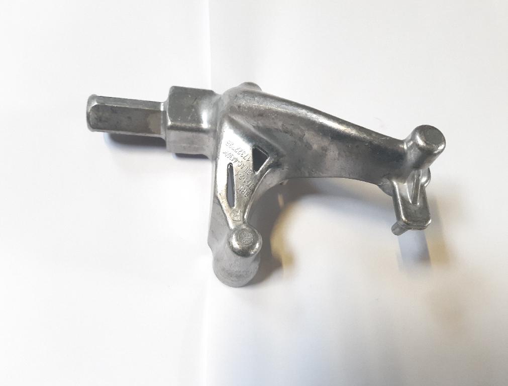 Conform descrierii solicitantului și a fotografiei publicate în baza de date, produsul reprezintă o piesă metalică, din aluminiu, de formă neregulată, cu o secţiune transversală plină la interior, din aliaj de aluminiu EN AC-44300 din EN 1706. Este prelucrată cu urmatoarele caracteristici: înălţimea de 113 mm, suprafaţa ȋn vedere frontală are lungimea 181,5 mm şi laţimea 117.3 mm. Piesa dispune de trei găuri filetate M8, cu o zonă rombică prevăzută cu gaură de centrare.
Procesul tehnologic de obţinere a piesei din aliaj de aluminiu este cel de turnare aluminiu în lingotiere, debitare şi prelucrare prin aşchiere a locaşelor.
Piesa importată reprezintă o componentă a piesei antivibraţii tip “ansamblu” utilizată de constructorii auto ȋn sistemele de amortizare a vibraţiilor/şocurilor. În speţă,  asigură partea “elastică” care preia vibraţiile/şocurile ȋntre două componente auto rigide, ȋn general ȋntre elemente de caroserie şi punte față. Ȋn fapt, după punerea ȋn libera  circulaţie, aceste piese sunt supuse ȋn România următorului proces tehnologic: asamblarea peisei in ansamblu după acoperirea cu cauciuc. După prelucrare rezultă un produs finit .
Anterior importului, piesa suportă prelucrări tehnologice şi constructive definitive, respectiv este prelucrată la caracteristicile tehnice şi constructive pentru montarea ȋn produsul finit (lungime, grosime, dimensiuni exterioare, diametru interior, duritate, rugozitate etc.)