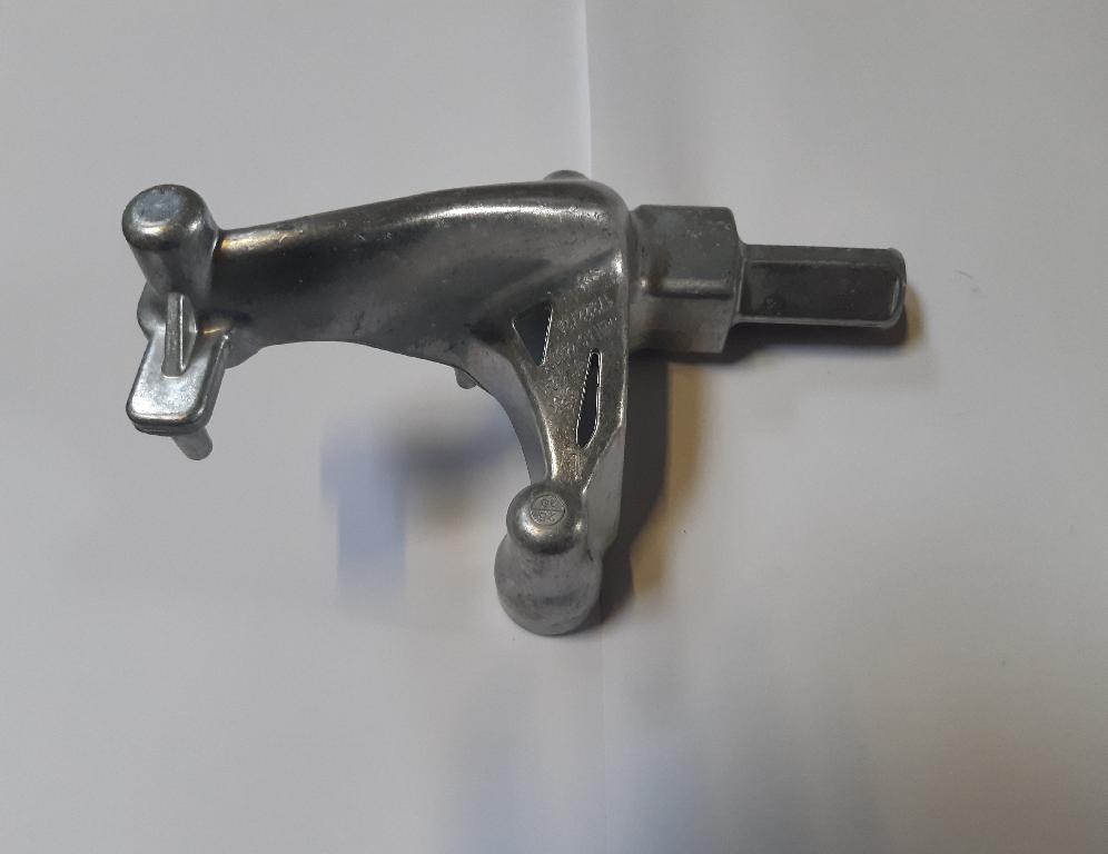Conform descrierii solicitantului și imaginilor publicate în baza de date, produsul reprezintă o piesă metalică, de formă neregulată, din aliaj de aluminiu EN AC-44300 din EN 1706, cu o secţiune transversală plină la interior. Este prelucrată cu urmatoarele caracteristici: înălţimea de 113 mm, suprafaţa ȋn vedere frontală are lungimea 181,5 mm şi laţimea 117.3 mm. Piesa dispune de trei găuri filetate M8, cu o zonă rombică prevăzută cu gaură de centrare.
Procesul tehnologic de obţinere a piesei din aliaj de aluminiu este cel de turnarea aluminiului în lingotiere, debitare şi prelucrare prin aşchiere a locașurilor.
Piesa importată reprezintă o componentă a piesei antivibraţii tip “ansamblu” utilizată de constructorii auto ȋn sistemele de amortizare a vibraţiilor/şocurilor. Aceasta asigură partea “elastică” care preia vibraţiile/şocurile ȋntre două componente auto rigide, ȋn general ȋntre elemente de caroserie şi punte față. 
Ulterior punerii in libera circulatie piesei i se aplica un strat de cauciuc, dupa care se asambleaza.