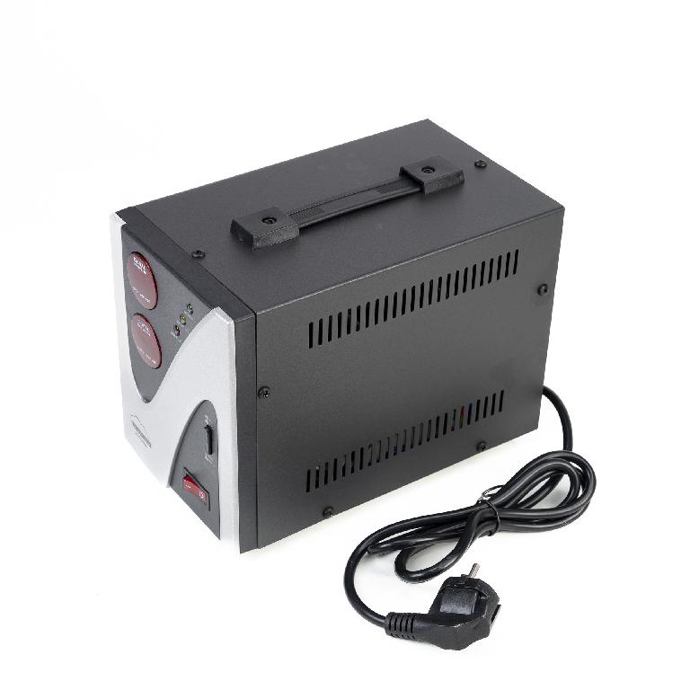 Conform descrierii solicitantului și a fotografiilor publicate în baza de date, produsul reprezintă un stabilizator automat de tensiune (tip convertizor static), echipat cu un sistem de control cu microprocesor și comutare prin relee. Dispozitivul este proiectat pentru protecția echipamentelor electrice împotriva fluctuațiilor rețelei, asigurând o tensiune de ieșire nominală de 230V AC (monofazic).
Specificații:
Interval tensiune de intrare: 140V – 260V AC.
Putere maximă suportată: 1200 W (sarcină cumulată).
Funcționare: Stabilizarea se realizează fără modificarea frecvenței curentului electric (50 Hz).
Interfață: Afișaj digital dual pentru monitorizarea în timp real a tensiunii de intrare și de ieșire.
Protecție: Asigură integritatea consumatorilor sensibili prin filtrarea variațiilor de tensiune din rețeaua publică.
Sisteme de siguranță: Protecție integrată la scurtcircuit, suprasarcină și supratensiune (peste 255V).