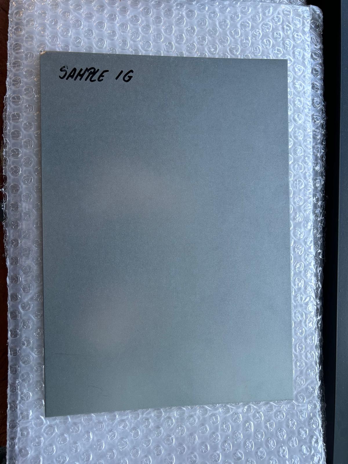 Produse laminate plate din otel nealiat, cu latimea de minimum 600 mm si grosimi aproximative de 0,8–1,0 mm., acoperite cu zinc prin galvanizare la cald (imersie in baie de zinc topit), fabricate conform standardului EN 10346.
Prezenta decizie ITO se refera numai la produsele prezentate fie sub forma de foi taiate la lungime, care au latimea cel puțin egala cu de zece ori grosimea lor, fie  prezentate sub forma de rulouri (coils) cu straturi suprapuse.
Suprafata zincata nu este pasivata chimic, fiind tratata ulterior galvanizarii cu un strat protector de tip „sealing” (conversion coating).
Produsele sunt utilizate ca materie prima pentru fabricarea componentelor destinate aparatelor electrocasnice, precum frigidere si masini de spalat. Produsele sunt plane (neondulate).