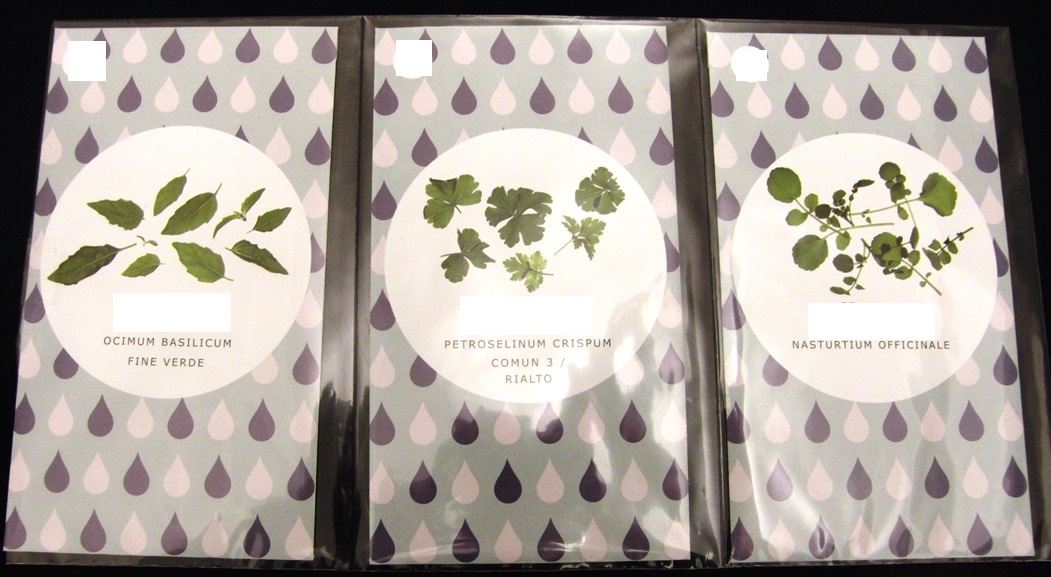 Frö
Sats i form av frön förpackade tillsammans i en genomskinlig detaljhandelsförpackning av plast om 2,25 g föreliggande i tre separata papperspåsar. Förpackningen innehåller enligt uppgift sorterna Ocimum basilicum "Fine verde" (Basilika) om 1g, Petroselinum crispum "Comun/3 Rialto" (Persilja) om 1 g, Nasturtium officinale (Vattenkrasse) om 0,25 g. Fröerna är avsedda för utsäde inomhus och ska användas tillsammans för speciellt utformade matrecept.