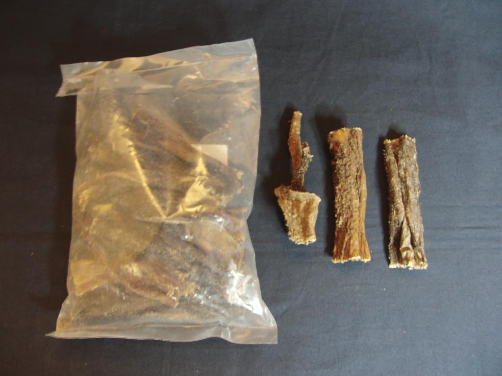 Hundfoder
Hundfoder i form av torkad vom från nötkreatur, enligt uppgift olämplig som livsmedel och utan tillsats av några andra ämnen. De torkade vommarna föreligger i detaljhandelsförpackning.