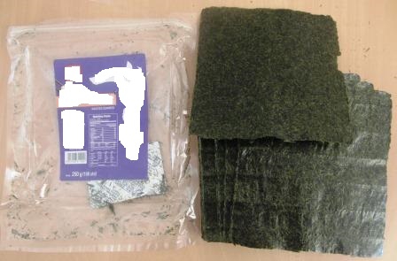 Rostat sjögräs
Sjögräs i form av tunna, mörkgröna rektangulära ark (ca 20 cm x ca 18 cm) förpackade i en plastförpackning innehållande 100 ark (nettovikt 250 gram). Sjögräset har enligt uppgift tvättats, torkats, hackats och därefter pressats till ark, för att till sist rostas. Inga tillsatser har använts i framställningsprocessen. Varan är avsedd att användas i det japanska köket, till sushi bland annat.