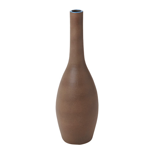 Vas
Brun, kägelformad vas med en höjd av 58 cm och en största diameter av ca 18 cm. Vasen är tillverkad av lergods, som bränts efter formgivning. Vasen har prydnadskaraktär och är enligt uppgift drejad samt målad för hand. Laboratorieundersökning är utförd.