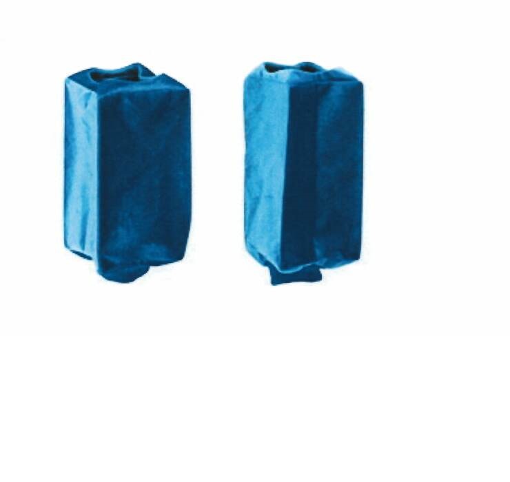 Damasker
Enfärgade blå damasker avsedda att användas av barn vid utklädnad/lek (robot). Damaskerna är enligt uppgift tillverkade av dukvara av trikå (100 % polyester), täcker benens nedre del från under knät till fotleden och avslutas med mudd.  Damaskerna har måtten 37 x 15 cm (längd x bredd) och föreligger i par för försäljning i detaljhandeln.