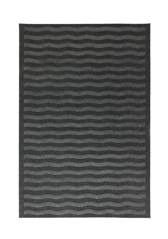 Dörrmatta
Golvbeläggning i form av en rektangulär matta med måtten 98 x 65 cm (L x B). Mattans ovansida består enligt uppgift av filt (nålfilt) tillverkat av syntetiska textilfibrer av polypropen (polypropylen). Mattans undersida är enligt uppgift belagd med 50% syntetisk och 50% naturlig latex (gummi).