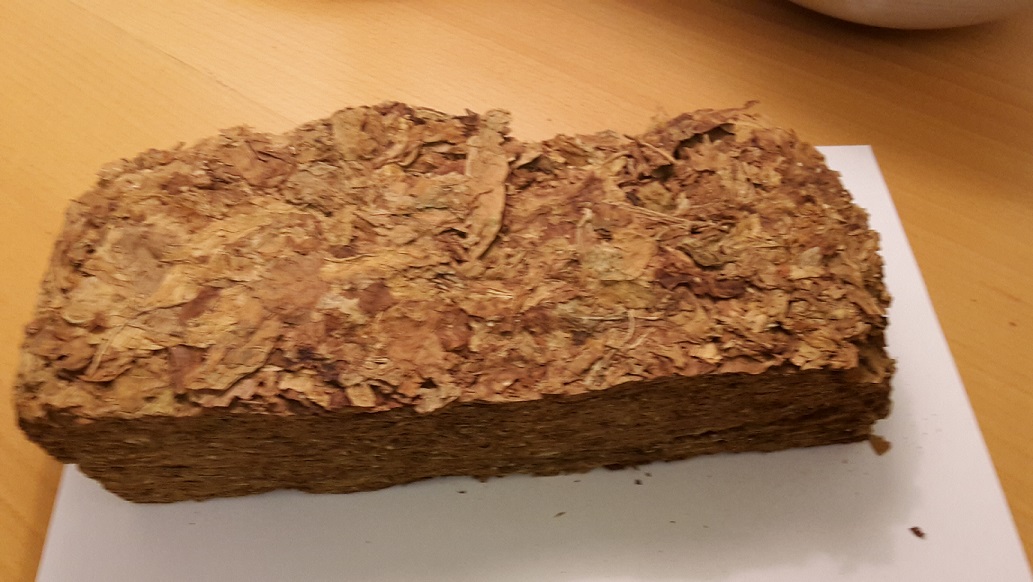 Råtobak
Råtobak i form av stora flagor pressade till limpor enligt uppgift är tobaken mörk, lufttorkad och delvis stripad. Tobaken är avsedd att användas vid framställning av snus och föreligger på pall om ca 120-150 kg. Laboratorieanalys utförd som bedömer att materialet ej är rökbart.