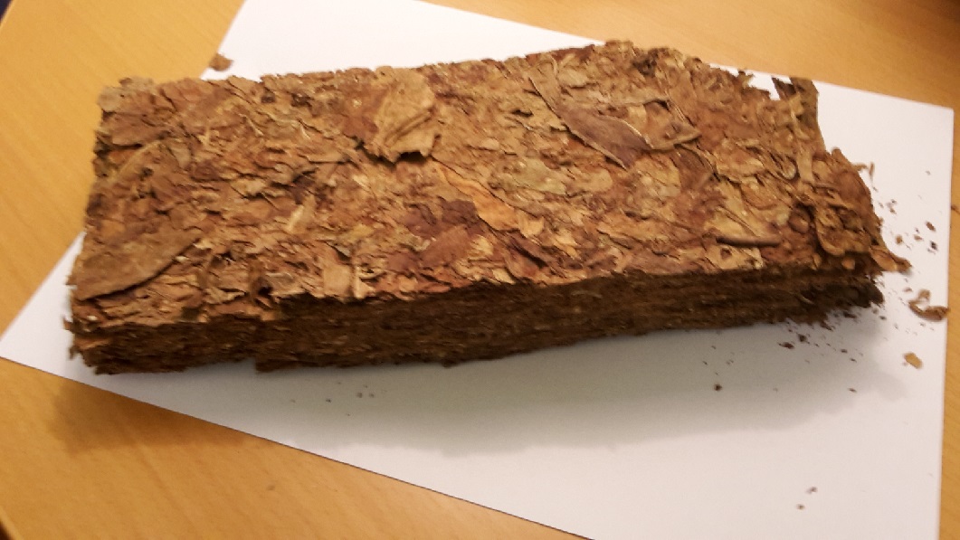 Råtobak
Råtobak i form av stora flagor pressade till limpor enligt uppgift är tobaken mörk, lufttorkad och delvis stripad. Tobaken är avsedd att användas vid framställning av snus och föreligger på pall om ca 120-150 kg. Laboratorieanalys utförd som bedömer att materialet ej är rökbart.