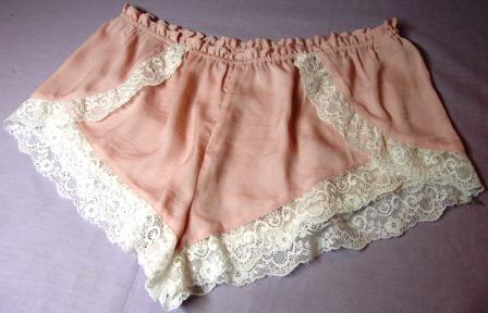 Shorts
Enfärgad byxa med korta ben avsedd för kvinnor eller flickor. Byxan ska enligt uppgift användas som sovplagg, är konfektionerad genom sömnad av polyesterväv, har resår i midjan, påsydd spets (rachelspets) på framstycke och vid benslut. Byxan saknar fickor och öppning under midjan.