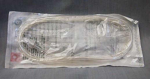 Plastslang
Plastslang med en diameter på 0,3 cm och en längd på 180 cm, ena änden på slangen är öppen medan den andra änden är försedd med en gängad anslutningsanordning avsedd för nålar. Slangen ska användas tillsammans med en nål och en vacuumpump för att suga ut embryon för provrörsbefruktning. 
Slangen består enligt uppgift av PVC (polyvinylklorid) och anslutningsanordningen av PP (polypropylen).

Ersätter tidigare utfärdat BKB med referensnummer SE TIL 2010-373 som upphört att gälla.