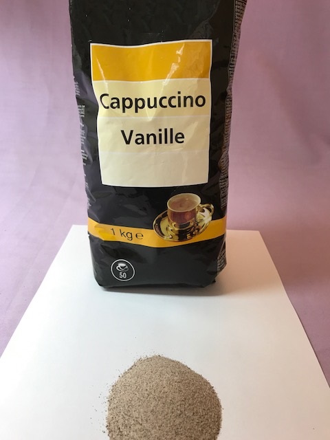 Cappuccinopulver
Livsmedelsberedning i form av ett ljusbrunt, finkornigt pulver. Pulvret innehåller enligt uppgift bland annat socker, mjölkpulver, snabbkaffe, kakao och är smaksatt med vanilj. Beredningen ska användas för framställning av dryck i automat. Varan föreligger i påse om 1 kg.