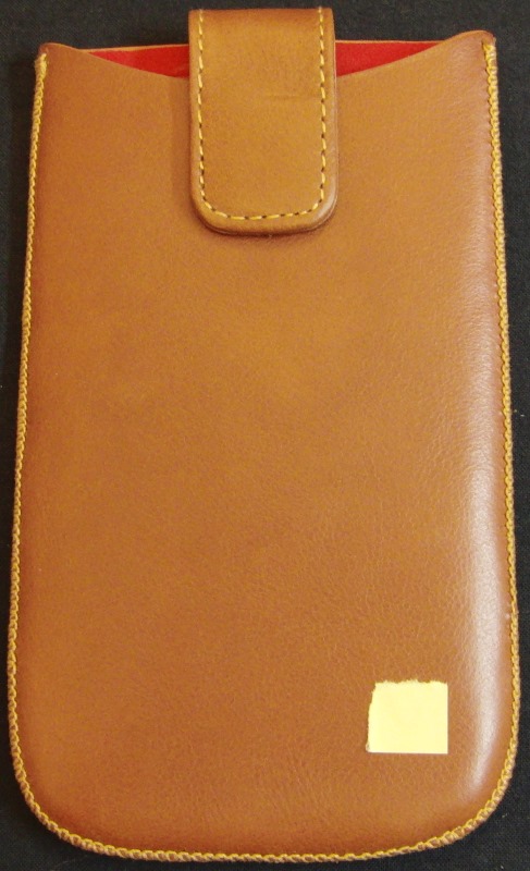 Fodral, med måtten ca 14 x 9 cm (höjd x bredd), avsett att användas till mobiltelefon (s.k. smartphone). Fodralet skyddar telefonen mot stötar och annat slitage samt är utformat för att bäras i ficka eller handväska. Mobilfodralet omsluter telefonen, har utsida bestående av läder, invändigt foder av textilmaterial och öppning vid överkanten som tillsluts med band försett med magnet.