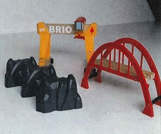 Leksak i form av en järnvägsbro tillverkad av plast och försedd med skena av trä. Järnvägsbron är förpackad tillsammans med två berg av plast och portalkran tillverkad av trä och plast. Artiklarna ska enligt uppgift packas om tillsammans med andra varor.

Berg             SE 2017-05383-1
Portalkran    SE 2017-05383-3