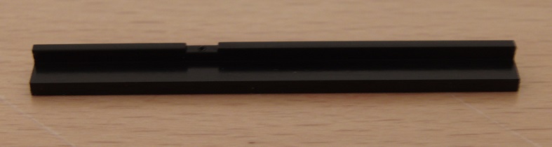 Artikel av plast, enligt uppgift optisk bearbetad, i form av en ljusledare. Varan har tvärsnittsmåttet ca 3,3 X 4,35 mm (B X H), är avsedd att monteras på ett kretskort och används för att rikta om ljusstrålen