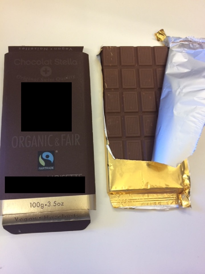Chokladkaka
Vara av choklad i form av en rektangulär ofylld kaka, enligt uppgift innehållande rörsocker, kakaosmör, kakaomassa, hasselnötter, hasselnötskrisp, inulin och vanilj. Chokladkakan föreligger i en detaljhandelsförpackning av papper om 100 g.