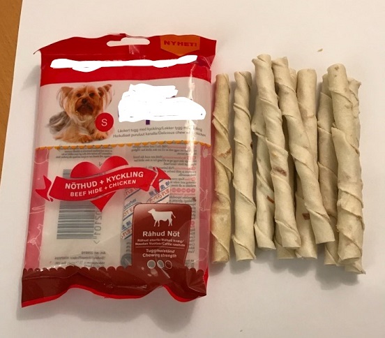 Kompletteringsfoder avsett för hundar i form av tuggrullar med måtten ca 12,5 x  1,2 cm (L X B) smaksatta med kyckling, enligt uppgift innehållande kött och animaliska biprodukter (råhud av nötboskap och kyckling), glycerin och mineraler. Tuggrullarna föreligger i detaljhandelsförpackning om tio stycken och väger ca 80 gram.