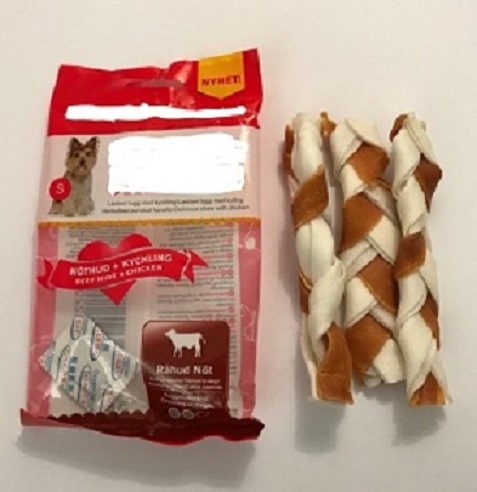 Kompletteringsfoder avsett för hundar i form av tuggflätor med måtten ca 13 x 2,5 cm (L x B) smaksatta med kyckling, enligt uppgift innehållande kött- och animaliska biprodukter (råhud av nötboskap, kyckling), glycerin och mineraler. Föreligger i detaljhandelsförpackning om tre stycken tuggflätor och väger ca 52 gram.