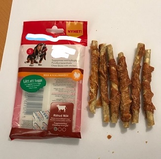 Kompletteringsfoder avsett för hundar i form av  tuggpinnar med måtten ca 12 x 1,3 cm (L x B) smaksatta med kycklingkött, enligt uppgift innehållande kött och animaliska biprodukter (råhud av nötboskap och kyckling), ris, glycerin och mineraler. Tuggpinnarna föreligger i detaljhandelsförpackning/påse om sex stycken tuggpinnar och väger ca 72 gram. Laboratorieundersökning utförd.