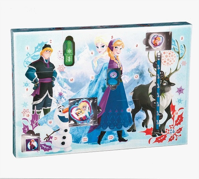Adventskalender av papper försedd med tryckt motiv och 24 numrerade, öppningsbara luckor. Adventskalendern innehåller enligt uppgift 1 suddgummi, 1 notisblock, 1 vykort, 4 stickers, 1 stickersrulle, 1 nyckelring, 1 pennvässare, 1 magnet, 1 linjal, 6 överstrykningspennor, 1 penna (”lipstick pen”), 1 penna med suddgummi och 4 stämplar.