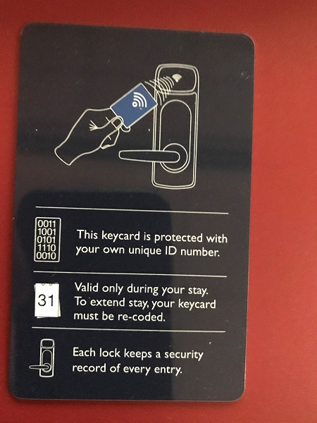 Intelligent kort, (smart card) som enligt uppgift innehåller en inbyggd antenn (RFID). Kortet fungerar som ett nyckelkort som aktiveras när den nås av en RFID-scanner som sitter i dörrens låsanordning. Kortet har rundade hörn och är försett med tryck (text och bild) på fram- och baksidan och är av plast och har måttet 8,5 x 5,4 cm.