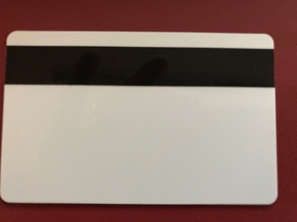 Kort med magnetremsa enligt uppgift tillverkat av plast. Det aktuella kortet har tryckt text på framsidan och används som passerkort till specifika lokaler. Måttet på kortet är ca 8,5 x 5,4 cm.