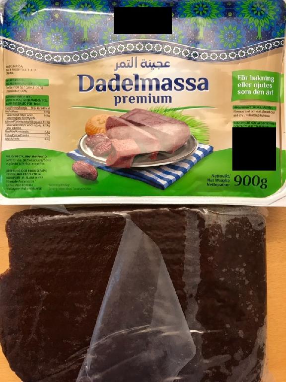 Mörkbrun dadelmassa, enligt uppgift tillverkad av tvättade, urkärnade och kylda dadlar som bearbetats till en massa/pasta avsedd för direkt förtäring eller i matlagning. Dadelmassan är inte pastöriserad eller steriliserad och några andra ingredienser är inte tillsatta. Produkten föreligger i detaljhandelsförpackning om 900g.