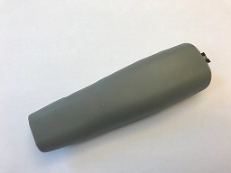 Rollatordel i form av en greppdel till handtag för rullator. Varan är enligt uppgift tillverkad av formgjuten TPE-plast (termoplastisk elastomer) och har måtten ca 130 x 40 x 25 mm (L x B x H). Varan är försedd med fästdetaljer för montering på rullatorhandtaget och dess funktion är att brukaren ska få ett fast grepp om handtaget.