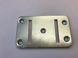 Rollatordel i form av en rektangulär fästplåt till ett körhandtag till rullator. Varan är enligt uppgift tillverkad av olegerat stål och har måtten ca 120 x 74 x 4 mm (L x B x H). Varan är försedd med fästhål för inmontering av en armstödsdyna (ingår ej) på rullatorn för att ge brukaren stöd för underarmarna.