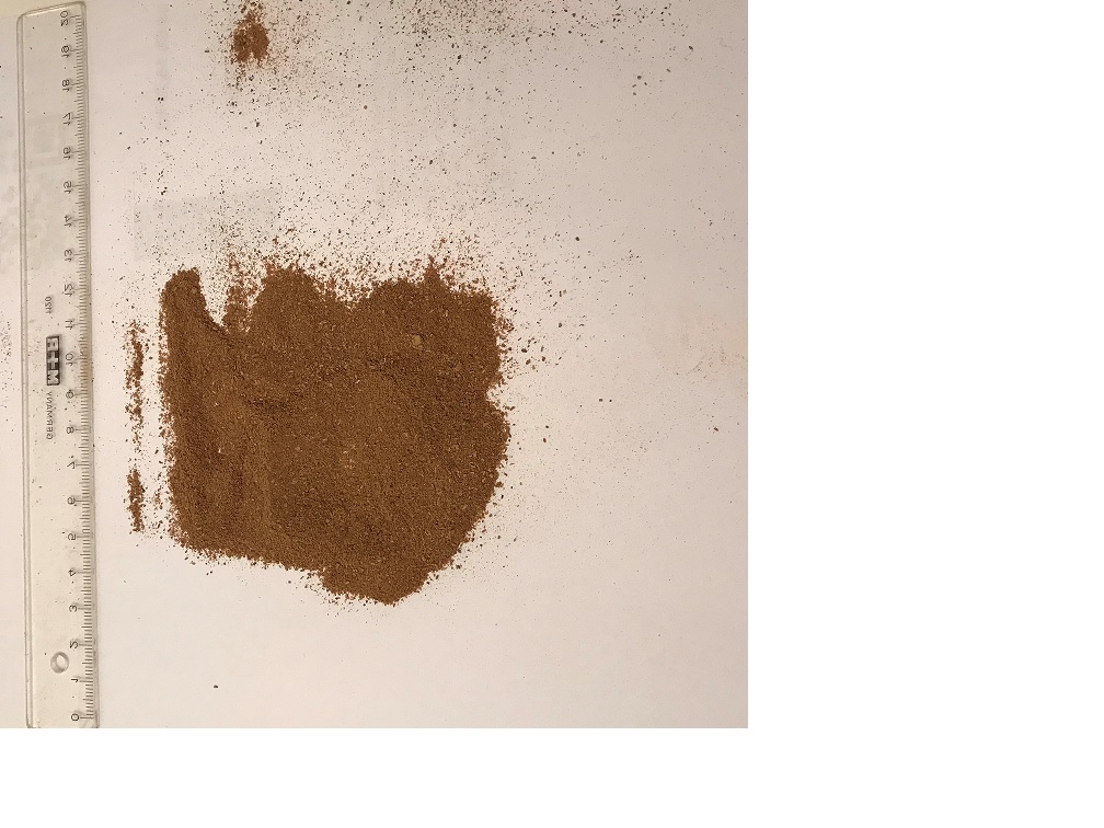 Ej rökbar tobak i form av brunt pulver och huvudsakligen bestående av partiklar mindre än 0,4 mm enligt laboratorieanalys. Tobakspulvret är avsett att användas vid framställning av snus och föreligger i plastburkar om 725-800 gram per styck.