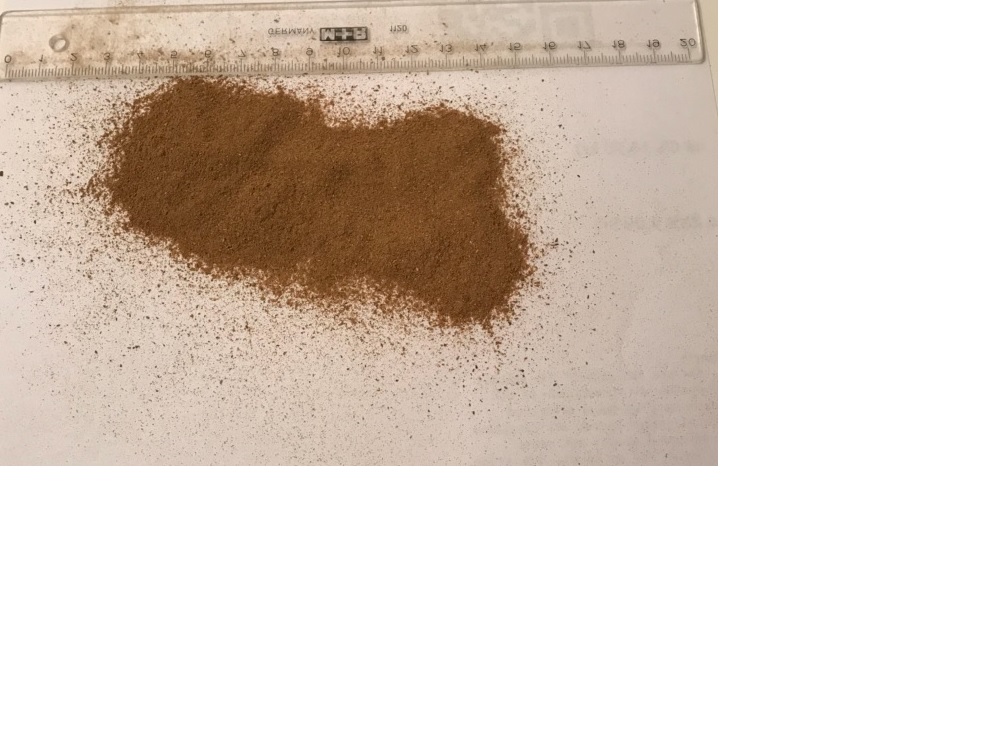 Ej rökbar tobak i form av brunt pulver och huvudsakligen bestående av partiklar mindre än 0,4 mm enligt laboratorieanalys. Tobakspulvret är avsett att användas vid framställning av snus och föreligger i plastburkar om 725-800 gram per styck.