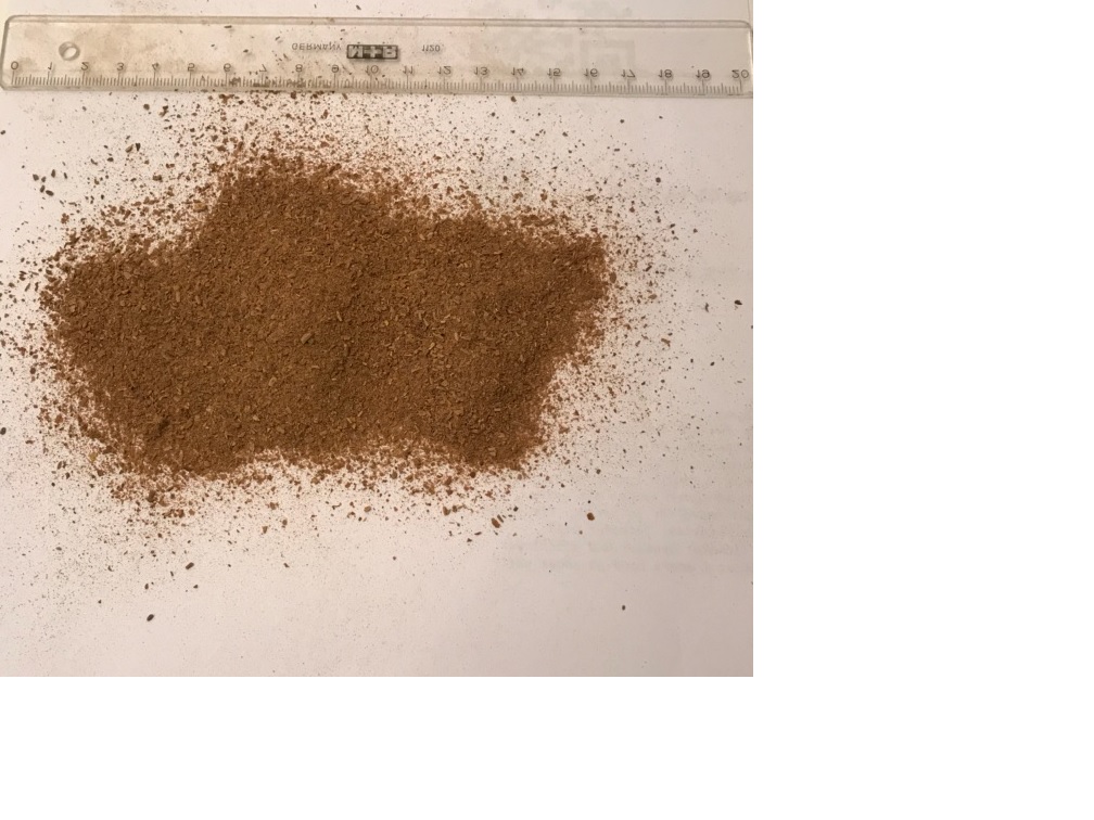 Tobaksavfall i form av brunt pulver och bestående av partiklar mindre än 3,15 mm enligt laboratorieanalys. Tobaksavfallet är avsett att användas vid framställning av snus och föreligger i plastburkar om 725-800 gram per styck.